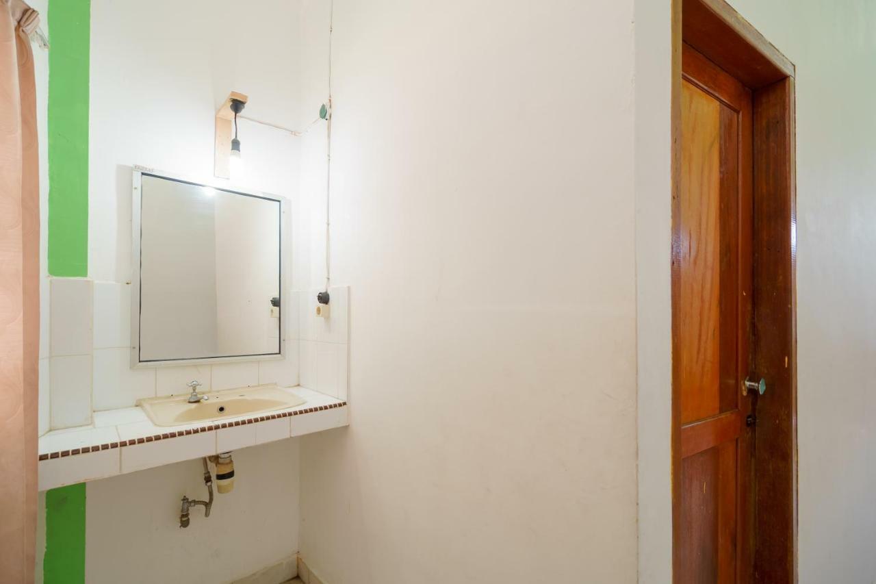 Hotel RedDoorz @ Tuktuk Danau Toba Zewnętrze zdjęcie