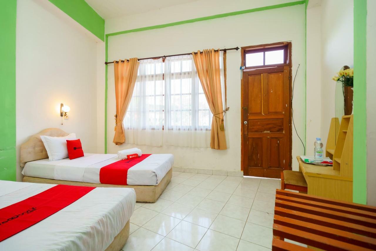 Hotel RedDoorz @ Tuktuk Danau Toba Zewnętrze zdjęcie