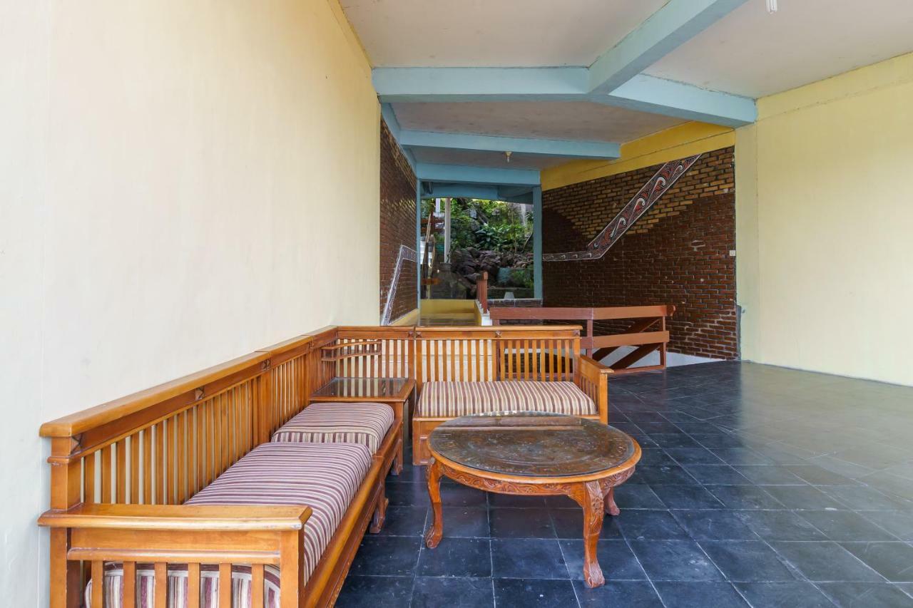 Hotel RedDoorz @ Tuktuk Danau Toba Zewnętrze zdjęcie